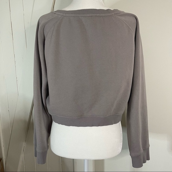 The balance athletica gray crewneck cropped sweater XL - Picture 3 of 4